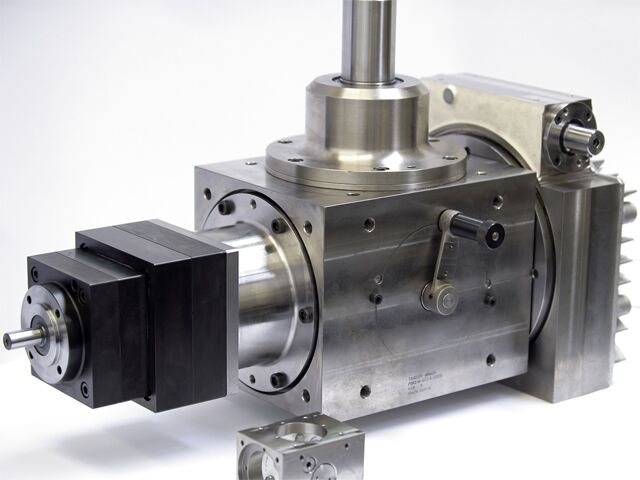 Multi-Kombinationsgetriebe mit elektrischem und Handantrieb.